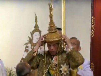 Capture d'image de la télévision thaïlandaise, le 4 mai 2019, du roi Maha Vajiralongkorn posant sur sa tête la "Grande Couronne de la Victoire", lors des cérémonies pour son couronnement à Bangkok - Thai TV Pool [THAI TV POOL/AFP]