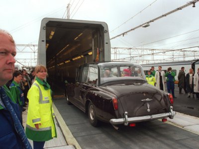 La Rolls-Royce de la reine Elizabeth II, transportant la reine et le président François Mitterrand, embarque au terminal France de Coquelles à bord du "Shuttle", le 6 mai 1994 - JACQUES DEMARTHON [AFP/Archives]