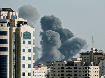 Des colonnes de fumée provoquées par les raids aériens israéliens à Gaza, le 4 mai 2019 - Mahmud Hams [AFP]