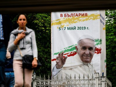 Une affiche annonçant la visite du pape François en Bulgarie, le 4 mai 2019 à Sofia - Dimitar DILKOFF [AFP]