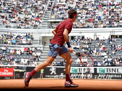 Le Suisse Roger Federer face à l'Autrichien Dominic Thiem en 8e de finale du tournoi de Rome, sur terre battue, le 12 mai 2016 - TIZIANA FABI [AFP/Archives]