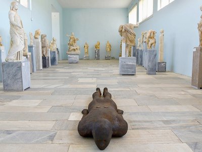 La sculpture "Shift II" de l'artiste britannique Antony Gormley exposée au musée de l'îlot de Délos, le 3 mai 2019 en Grèce - LOUISA GOULIAMAKI [AFP]