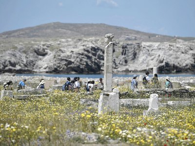 Les touristes visitent l'îlot de Délos où sont exposées les scuptures de l'artiste britannique Antony Gromley, le 3 mai 2019 en Grèce - LOUISA GOULIAMAKI [AFP]