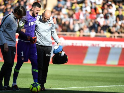 Le gardien de Monaco Danijel Subasic (c) blessé quitte le terrain lors de la défaite face à Saint-Etienne le 5 mai 2019 - YANN COATSALIOU [AFP]