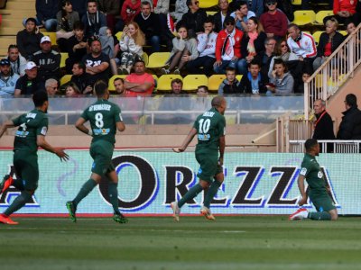 Le joueur de Saint-Etienne Arnaud Nordin (d) buteur lors de la victoire à Monaco en L1 le 5 mai 2019 - YANN COATSALIOU [AFP]