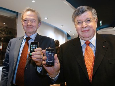 L'ex-dirigeant de France Télécom Didier Lombard (D) et l'ex-numéro 2 de l'entreprise Louis-Pierre Wenes posent le 28 novembre 2007 à Paris - PIERRE VERDY [AFP/Archives]