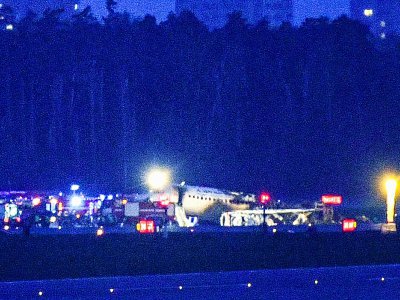 Les secours autour de l'épave d'un avion d'Aeroflot accidenté sur l'aéroport de Moscou-Cheremetievo, le 5 mai 2019 - Kirill KUDRYAVTSEV [AFP]