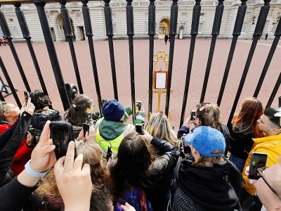 Dans la cour du palais de Buckingham, la proclamation de la naissance du garçon du prince Harry et de Meghan, signée des médecins royaux, a été placée sur un chevalet dans l'après-midi du 6 mai 2019. - Tolga AKMEN [AFP]