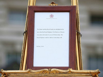 L'annonce officielle de la naissance du fils du prince Harry et de Meghan, affichée aux portes de Buckingham Palace à Londres le 6 mai 2019 - Yui Mok [POOL/AFP]