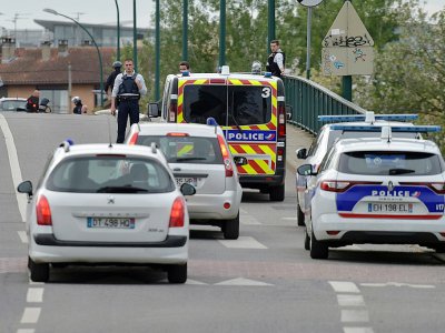 La police sécurise un périmètre autour du bar où un jeune homme de 17 ans a pris en otage quatre femmes, le 7 mai 2019 à Blagnac, près de Toulouse - Pascal PAVANI [AFP]
