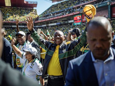 Le président sud-africain et leader de l'ANC, Cyril Ramaphosa, salue ses partisans lors de son dernier meeting de campagne, le 5 mai 2019 à Johannesburg - MARCO LONGARI [AFP]