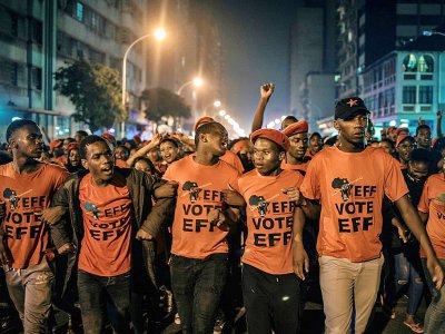 Des étudiants partisans des Combattants pour la liberté économique (EFF), parti sud-africain d'opposition, défilent à Durban le 7 mai 2019 - MARCO LONGARI [AFP]
