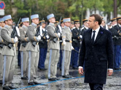 Emmanuel Macron fait la revue des troupes lors des commémorations de la victoire alliée il y a 74 ans, le 8 mai 2019 à Paris - CHRISTIAN HARTMANN [POOL/AFP]
