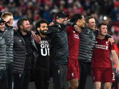L'entraîneur de Liverpool Jürgen Klopp (c) et ses joueurs se congratulent après leur victoire face au Barça en demi-finale retour de C1 à Anfield, le 7 mai 2019 - Paul ELLIS [AFP]