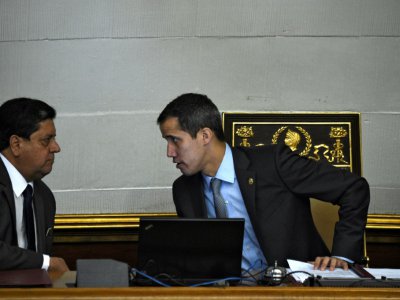 Le président de l'Assemblée nationale vénézuélienne Edgar Zambrano (à gauche) s'entretient avec Juan Guaido, le 6 mars 2019 à Caracas - Federico Parra [AFP/Archives]