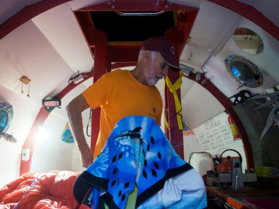 Jean-Jacques Savin à l'intérieur de son tonneau, à bord d'un remorqueur, lors de son arrivée à Fort-de-France, le 9 mai 2019 en Martinique - Lionel CHAMOISEAU [AFP]