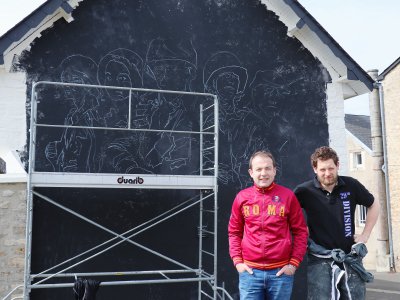 Julien Delavier et Frédéric Rauline devant les premiers contours de la fresque - Thierry Valoi