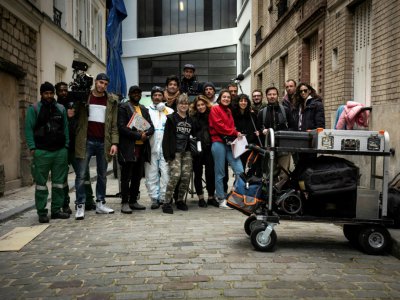 Elèves et professeurs de l'école de cinéma gratuite Kourtrajmé, en tournage à Paris le 12 avril 2019 - Lionel BONAVENTURE [AFP]