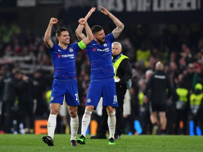 Cesar Azpilicueta et Olivier Giroud fêtent la qualification de Chelsea pour la finale de la Ligue Europa, après avoir éliminé Francfort, le 9 mai 2019 à Stamford Bridge - Ben STANSALL [AFP]