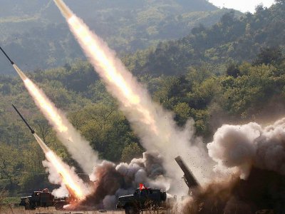 Une photo publiée le 10 mai 2019 par l'agence officielle nord-coréenne KCNA montre des lancements de fusées pendant des exercices militaires la veille dans l'ouest de la Corée du Nord - KCNA VIA KNS [KCNA VIA KNS/AFP]