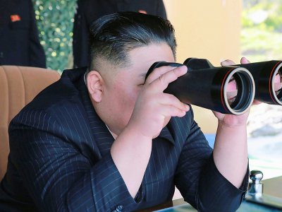 Photo publiée par l'agence officielle nord-coréenne KCNA montrant le leader Kim Jong Un assistant à des exercices militaires le 9 mai 2019 - KCNA VIA KNS [KCNA VIA KNS/AFP]