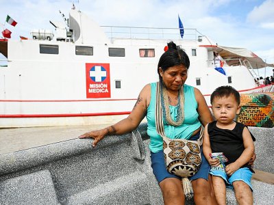 Yenny Cardena, une Amérindienne Wounaan, emmène son son fils à bord du navire-hôpital San Raffaele, le 24 avril 2019 dans le département du Choco, en Colombie - Raul ARBOLEDA [AFP]