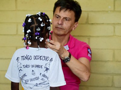 Le Dr Carlos Melo, du navire-hôpital San Raffaele, ausculte une fillette, le 23 avril 2019 dans le département du Choco, en Colombie - Raul ARBOLEDA [AFP]
