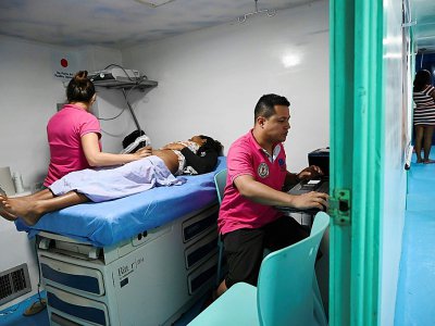 Des médecins examinent un patient à bord du navire-hôpital San Raffaele, sur le fleuve San Juan, le 24 avril 2019 dans le département du Choco, en Colombie - Raul ARBOLEDA [AFP]