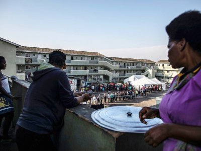 Des électeurs font la queue pour voter dans le township de Kwamashu, près de Durban, le 8 mai 2019. - MARCO LONGARI [AFP]