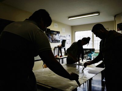 Des jeunes détenus du quartier mineurs de la maison d'arrêt de Villepinte (Seine-saint-Denis) assistent à un cours d'arts graphiques le 9 avril 2019 - Philippe LOPEZ [AFP]