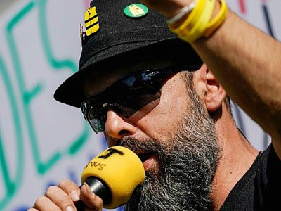 Jérôme Rodrigues, l'une des figures du mouvement des "gilets jaunes", prend la parole lors d'une manifestation le 20 avril à Paris - Lionel BONAVENTURE [AFP/Archives]