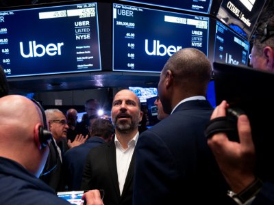 Dara Khosrowshahi, le PDG d'Uber, sur le célèbre parquet du New York Stock Exchange pour le baptême boursier de l'entreprise - Johannes EISELE [AFP]
