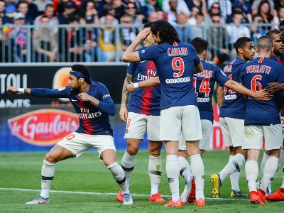 L'attaquant du PSG Neymar (g) buteur lors de la victoire 2-1 à Angers en 36e journée de L1 le 11 mai 2019 - Jean-François MONIER [AFP]