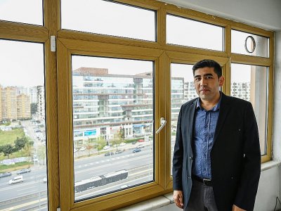 Mehmet Yasin Hamidi, un Afghan qui dirige une agence immobilière dans un district d'Istanbul, Beylikduzu, le 11 avril 2019 - OZAN KOSE [AFP]