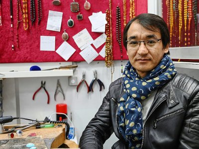 Hadi Ekhlas, un graveur afghan, dans sa boutique du Grand bazar d'Istanbul, le 11 avril 2019 - OZAN KOSE [AFP]