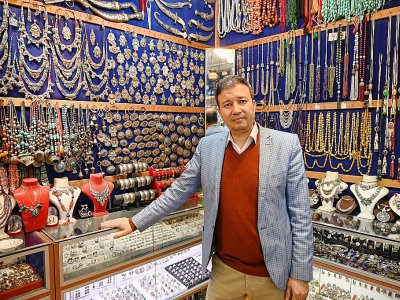 Le joaillier afghan Khalil Nuri dans sa boutique du Grand bazar d'Istanbul le 11 avril 2019 - OZAN KOSE [AFP]