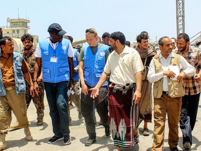 Des membres de la mission d'observation de l'ONU au Yémen rencontrent des rebelles Houthis au port de Salif, le 11 mai 2019 - STR [AFP]