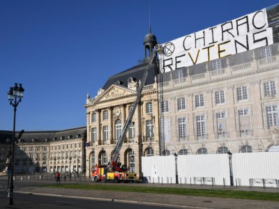 Des manifestants du mouvement Extinction Rebellion ont déployé une banderole "Chirac reviens" à Bordeaux, le 12 mai 2019 - MEHDI FEDOUACH [AFP]