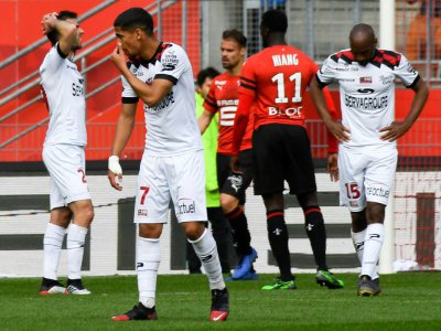 La détresse des joueurs guingampais à l'issue du match nul contre Rennes au Roazhon Park, le 12 mai 2019 - DAMIEN MEYER [AFP]