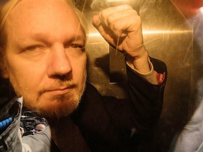 Julian Assange, le fondateur de WikiLeaks, à son arrivée au tribunal de Southwark, à Londres le 1er mai 2019 - Daniel LEAL-OLIVAS [AFP/Archives]