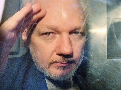 Le fondateur de WikiLeaks Julian Assange fait un geste derrière la vitre du fourgon de police qui l'emmène depuis le tribunal londonien de Southwark après sa condamnation à 50 semaines de prison, le 1er mai 2019 - Daniel LEAL-OLIVAS [AFP/Archives]