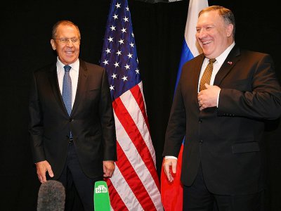Le chef de la diplomatie américaine Mike Pompeo (d) et son homologue russe Sergueï Lavrov lors d'une rencontre le 6 mai 2019 à Rovaniemin, en Finlande, une semaine avant le voyage du secrétaire d'Etat en Russie - MANDEL NGAN [POOL/AFP/Archives]