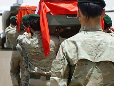 Capture d'écran d'une vidéo diffusée par l'armée française, le 13 mai 2019 des cercueils des deux militaires recouverts du drapeaux français portés par leurs camarades lors d'une cérémonie à leur camp de base, dans le nord du Burkina Faso, - - [Armée française/AFP/Archives]
