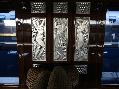 Un triptyque de naïades en verre sur des panneaux d'acajou de Cuba du célèbre joaillier et verrier René Lalique dans une voiture restaurée de l'Orient-Express, le 13 mai 2019 à la gare de l'Est, à Paris - Christophe ARCHAMBAULT [AFP]
