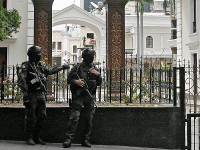 Des forces de sécurité gardent l'entrée du palais législatif, qui abrite l'Assemblée nationale dirigée par l'opposition et l'Assemblée constituante qui soutient le gouvernement, à Caracas le 14 mai 2019 - STR [AFP]
