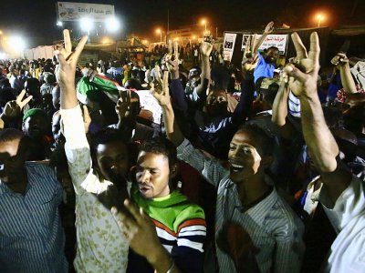 Des manifestants soudanais à Khartoum célèbrent le 15 mai 2019 à l'aube un accord trouvé entre les militaires au pouvoir et les meneurs de la conbtestation sur la gestion de la transition - ASHRAF SHAZLY [AFP]