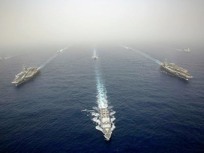 Photo fournie par l'US Navy le 24 avril 2019 montrant le porte-avions USS Abraham Lincoln et son escorte. Le navire croise actuellement dans le Golfe - Jeremiah Bartelt [Navy Office of Information/AFP]