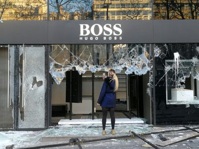 La vitrine saccagée d'un magasin Hugo Boss sur les Champs-Elysées, lors des manifestations de "gilets jaunes", le 16 mars 2019 à Paris - Hervé BAR [AFP]