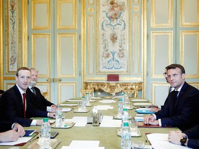 Le président Emmanuel Macron et le patron de Facebook Mark Zuckerberg (g) lors d'une réunion à l'Elysée, le 10 mai 2019 à Paris - Yoan VALAT [EPA POOL/AFP/Archives]