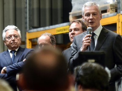 Le ministre de l'Economie français Bruno Le Maire devant les salariés de l'usine Ascoval le 2 mai 2019 à Saint-Saulve - FRANCOIS LO PRESTI [AFP/Archives]